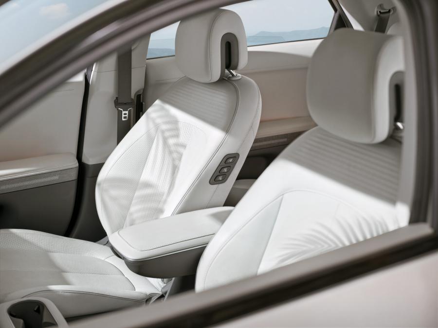 Детали интерьера Hyundai IONIQ 5 2021 года  (WW) (фото 8 из 20)